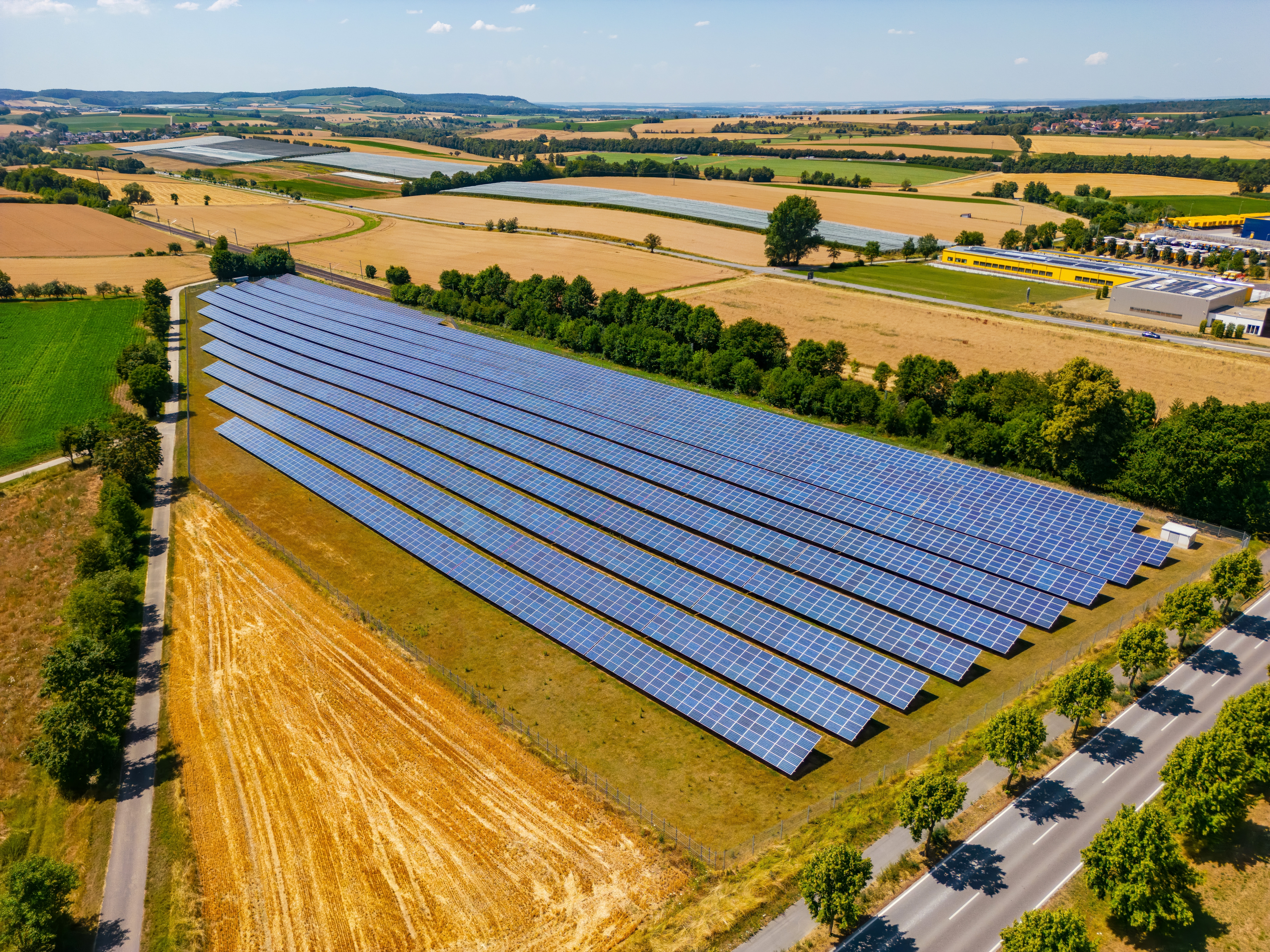 Freiflächen-Photovoltaikanlage auf Feld